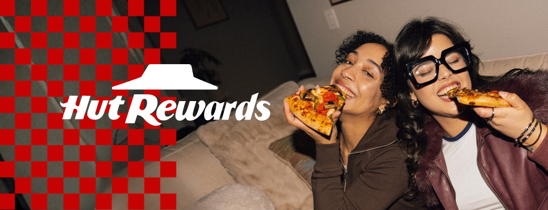 Deux filles qui mangent une part de pizza avec logo Hut Rewards